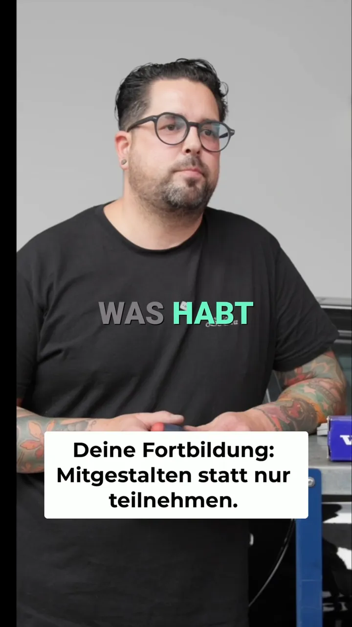 Kollege erklärt die Weiterbildung in der Werkstatt